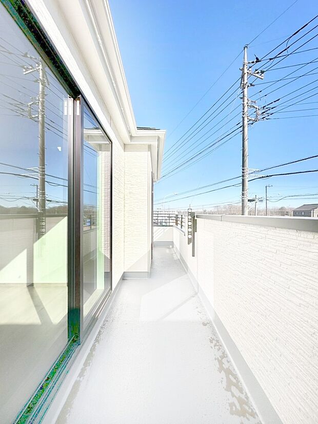 ゆったりバルコニーだから沢山お洗濯ものを干せます。