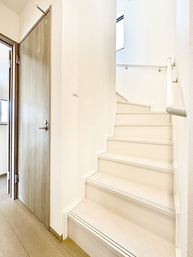 安全性を考慮し階段には手すりを設置しています