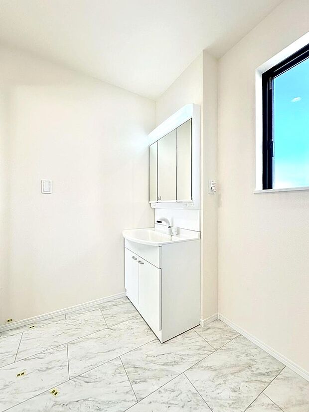 明るい洗面所は毎朝の身支度も楽しくできちゃいそうです。