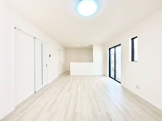 明るい陽光が注ぎ、寛ぎの雰囲気に満たされるリビング・ダイニング。 