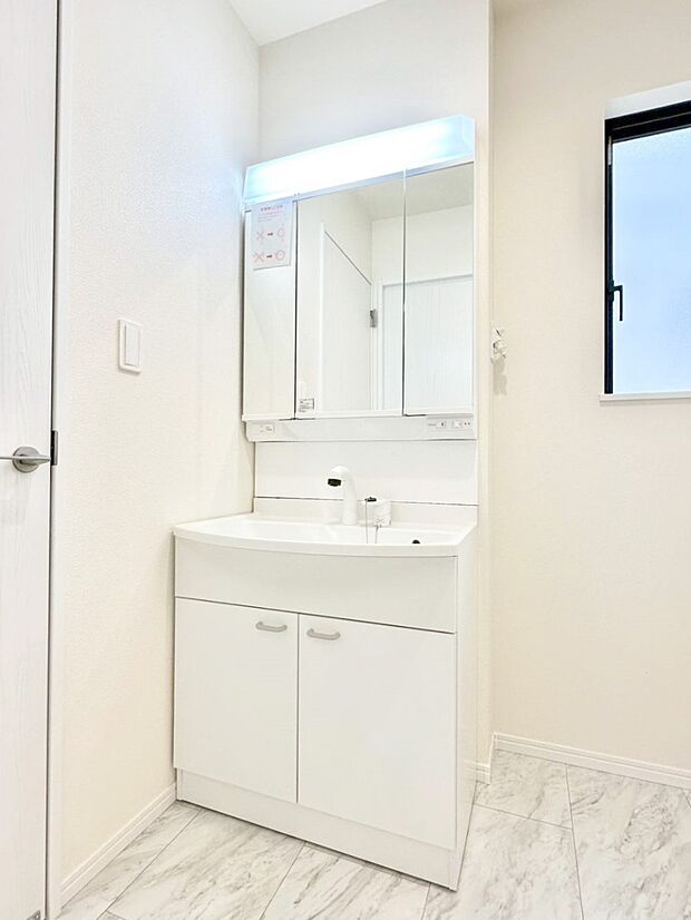 大きく見やすい三面鏡で清潔感ある洗面台は、身だしなみチェックや肌のお手入れにおすすめです。 