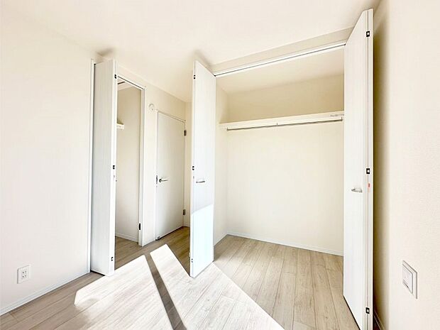 洋室のクローゼット。奥行きがあるので厚手の衣類もすっきり収まります。