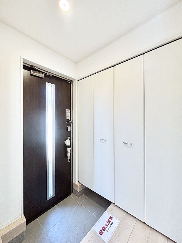 天井まである玄関収納で、家族全員の靴もすっきり収納!