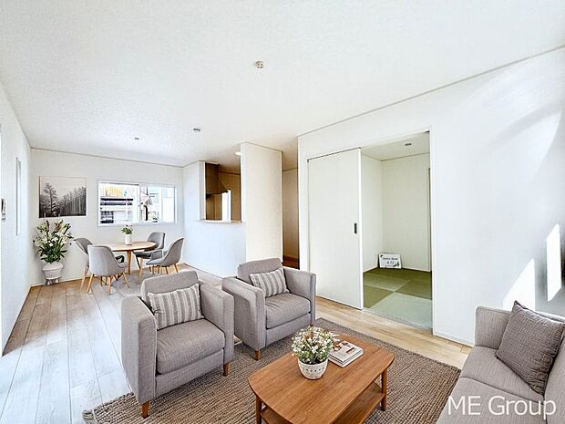 ご家族の賑やかな話し声で包まれる明るいリビング ※家具はCGです