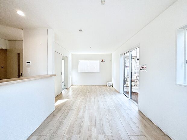 明るい陽光が注ぎ、寛ぎの雰囲気に満たされるリビングダイニング