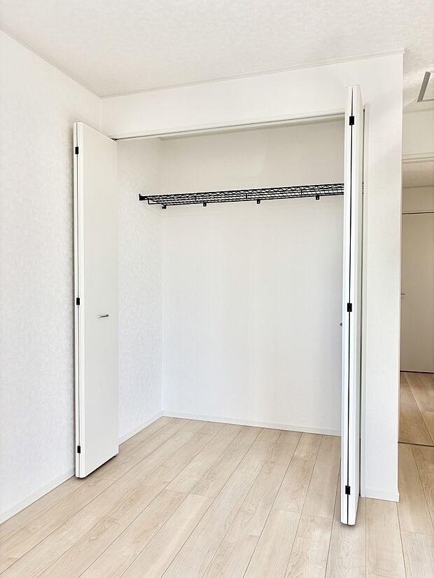 洋室のクローゼット。奥行きがあるので厚手の衣類もすっきり収まります。