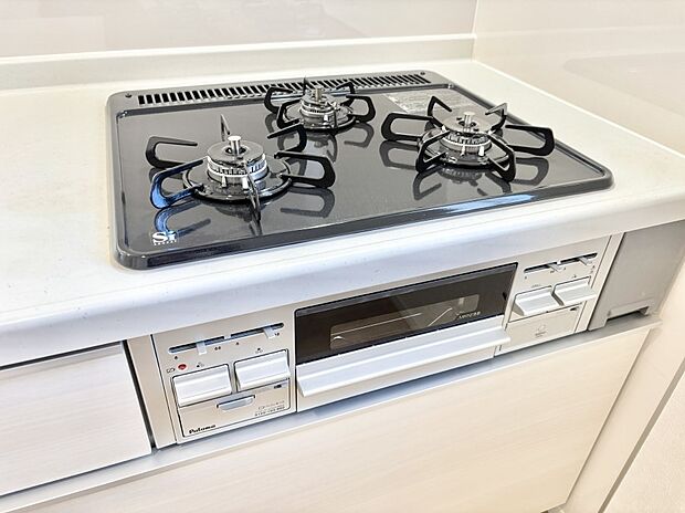 ガスコンロはSiセンサー搭載。火力調節や焦げ付き・消し忘れも防いでくれます。