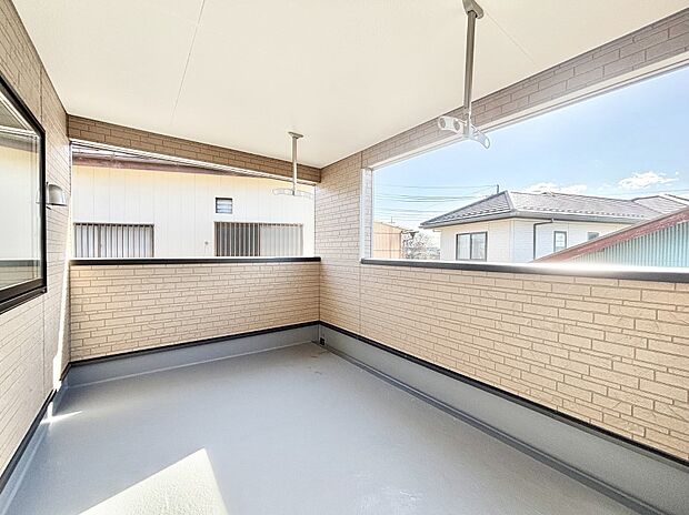 急な雨も安心!奥行たっぷりなルーフバルコニー!