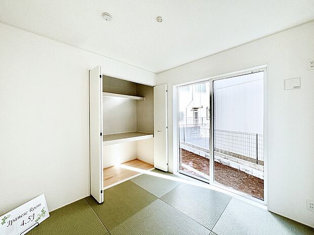 リビング隣接の和室は毎日の暮らしに癒しと安らぎをもたらしてくれます