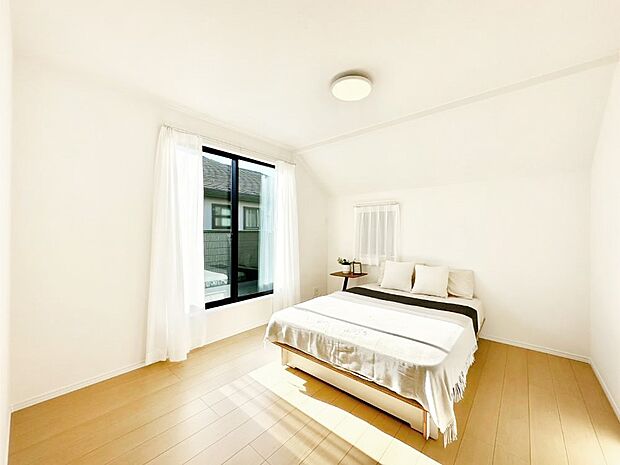 明るいバルコニーサイドに洋室を設置。目覚めの良い寝室に。