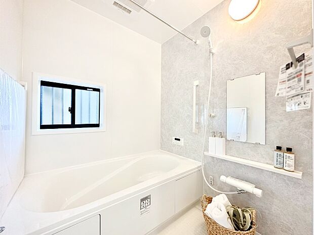 一日の疲れを癒してくれる明るい清潔感のあるバスルーム