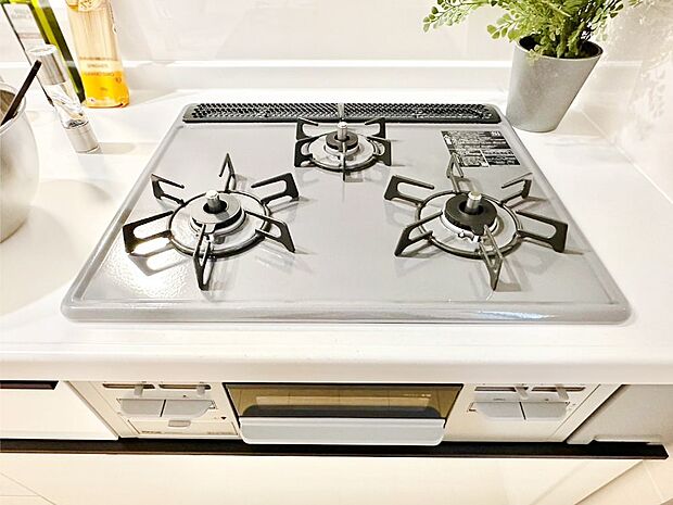 ガスコンロはＳｉセンサー搭載。火力調節や焦げ付き・消し忘れも防いでくれます。