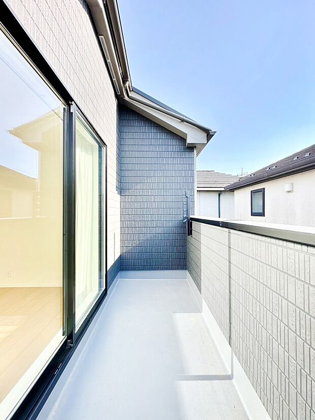 ゆったりバルコニーだから沢山お洗濯ものを干せます。