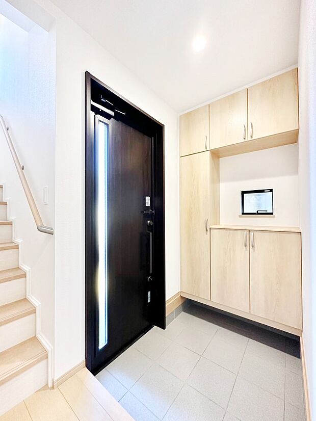 明るい陽光が入り込む玄関。ご家族の靴もスッキリ収納できる玄関収納付き！