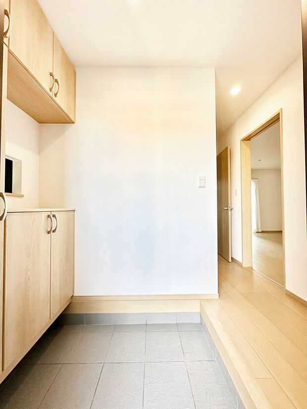 散らかりがちな玄関もスッキリの玄関収納付