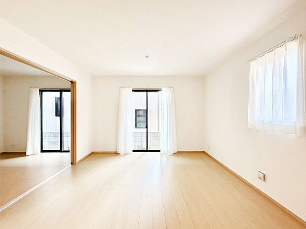 自然光が取り込まれ、家族団らんの場所を明るく演出