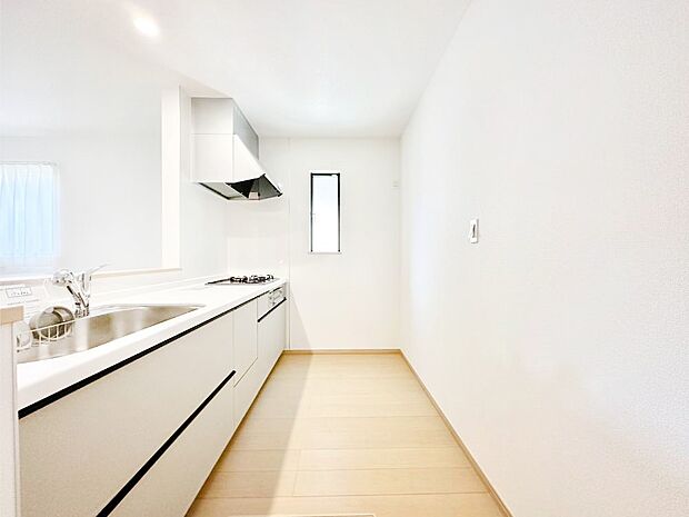 爽やかな風が通り抜けるキッチン。窓があるので明るく換気にも役立ちます。