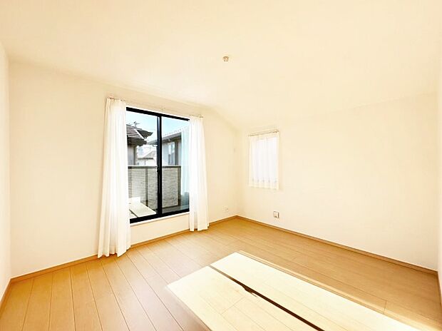 明るいバルコニーサイドに洋室を設置。目覚めの良い寝室に。