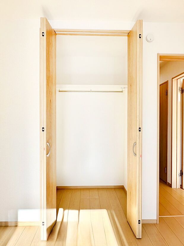 洋室のクローゼット。奥行きがあるので厚手の衣類もすっきり収まります。