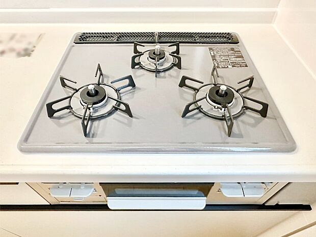 ガスコンロはＳｉセンサー搭載。火力調節や焦げ付き・消し忘れも防いでくれます。