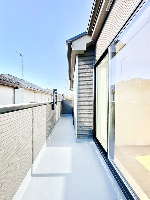 2部屋にまたがる広いバルコニー。晴れた日には洗濯物も気持ちよく干せそうですね。