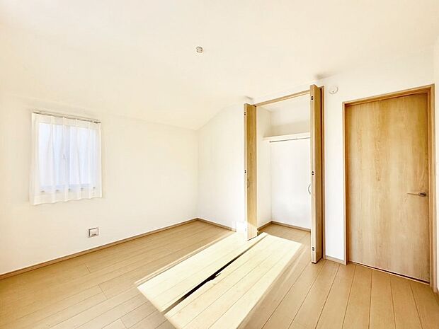 やさしい光がさしこむ居室はしっかり収納付き