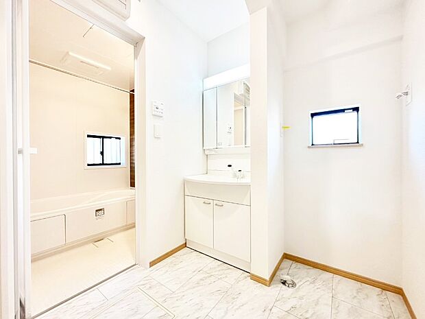 柔らかな朝の光を感じられる窓がついた洗面室