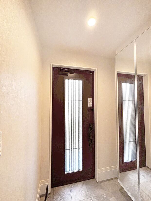 ミラー付きシューズボックスはお出かけ前の身だしなみチェックに便利