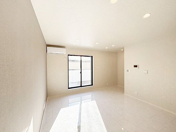 自然光が取り込まれ、家族団らんの場所を明るく演出