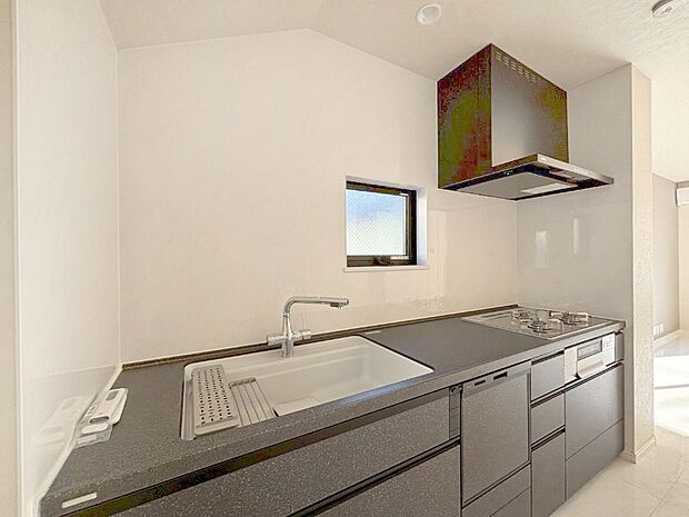 爽やかな風が通り抜けるキッチン。窓があるので明るく換気にも役立ちます。