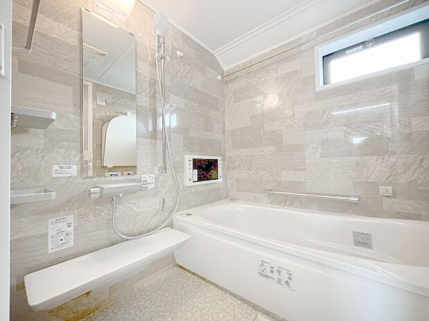 落ち着いた色合いの壁面、ゆっくりゆったり寛げるバスルーム。