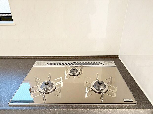 ガスコンロはSiセンサー搭載。火力調節や焦げ付き・消し忘れも防いでくれます。