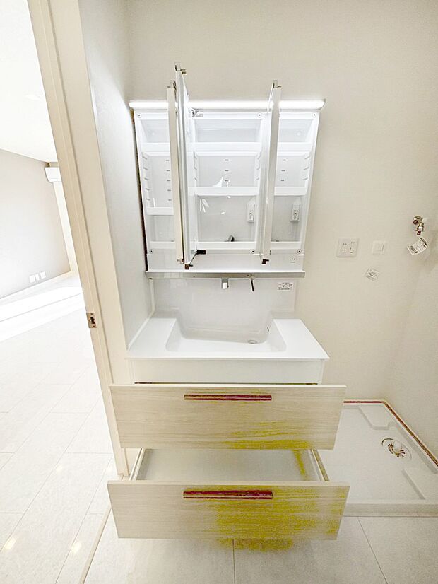 三面鏡の裏に、化粧品や衛生用品などを収納可能。洗面台をすっきりと保ちます！