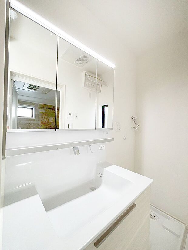 清潔感溢れるホワイトカラーを基調としたランドリースペース