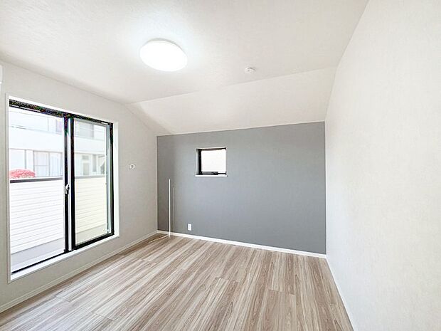 明るいバルコニーサイドに洋室を設置。目覚めの良い寝室に。