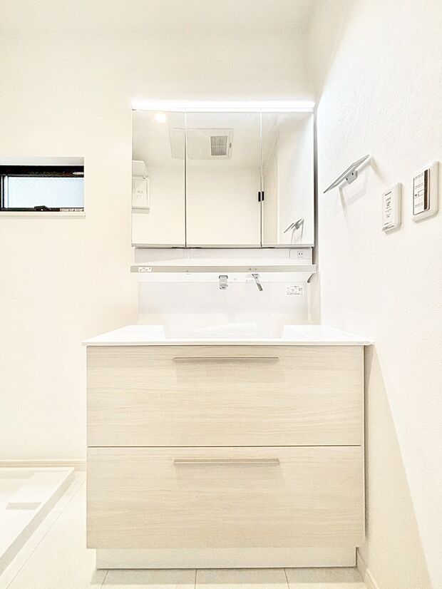 スタイリングに便利な三面鏡、ミラーキャビネットで細かい物スッキリ