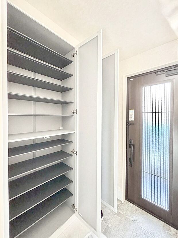 収納力ある下駄箱の活用で玄関廻りはいつでもスッキリ