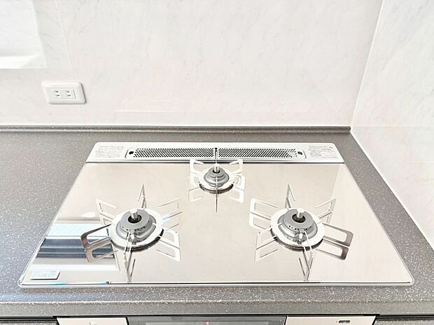 ガスコンロはSiセンサー搭載。火力調節や焦げ付き・消し忘れも防いでくれます。