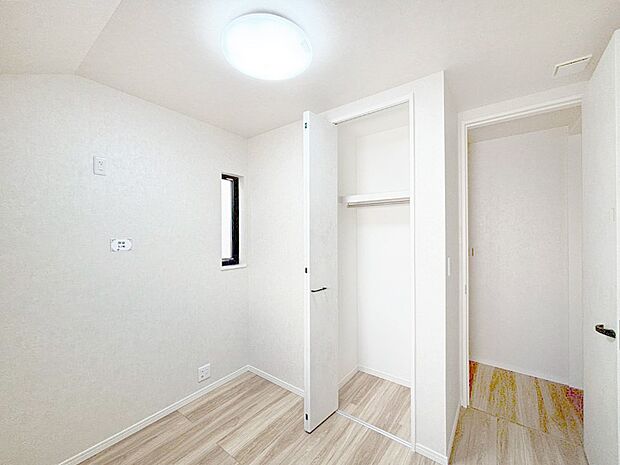 洋室にはクローゼット付き。スッキリとした空間でゆったり寛げます!