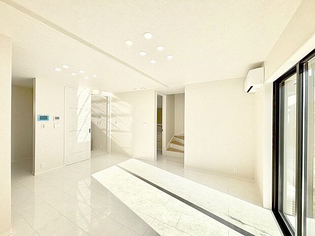 大きな窓からたっぷりの陽光と風を感じられるリビング  