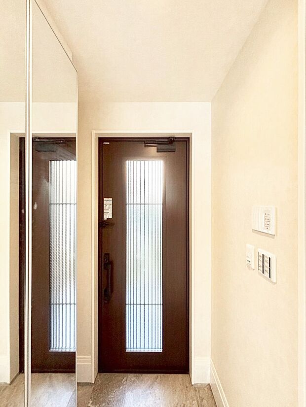 ガラススリットの入った玄関ドアが室内に光を届けてくれます