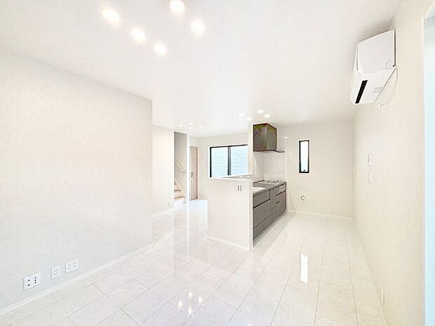 対面キッチン&リビングイン階段を採用したリビングは家族の絆深まる空間です