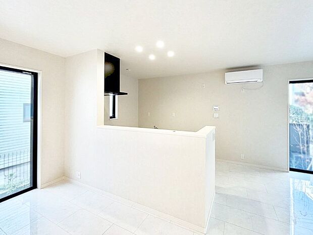 カウンター越しに楽しいおしゃべり。いつものお料理がもっと美味しくなりそうですね