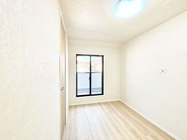 明るいバルコニーサイドに洋室を設置。目覚めの良い寝室に。