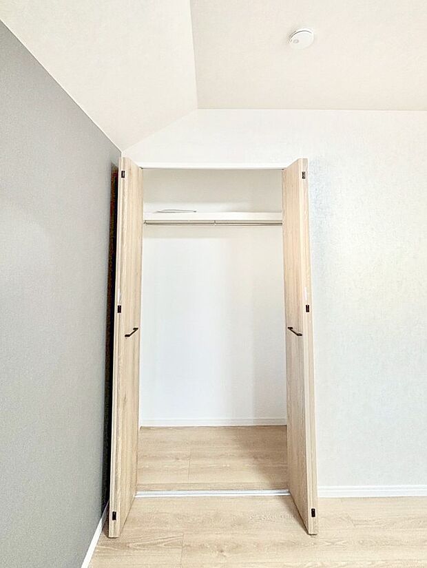 洋室のクローゼット。奥行きがあるので厚手の衣類もすっきり収まります。