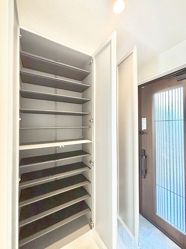 収納力ある下駄箱の活用で玄関廻りはいつでもスッキリ