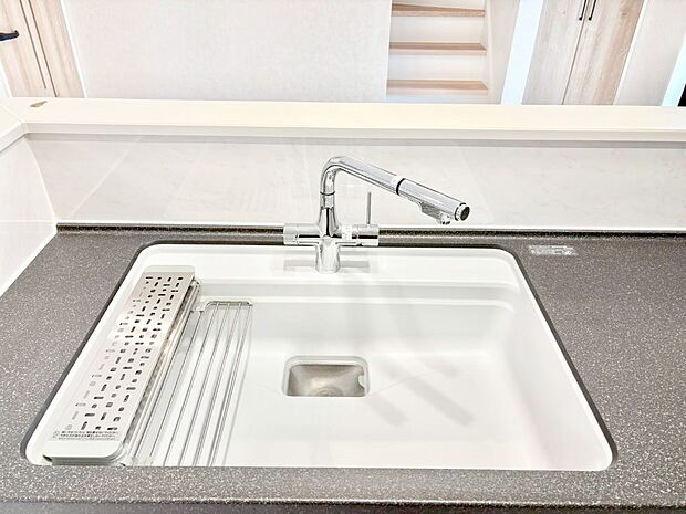 広々としたシンクでお料理やお皿洗いもラクラク快適に！