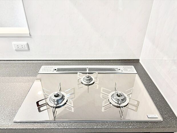 ガスコンロはＳｉセンサー搭載。火力調節や焦げ付き・消し忘れも防いでくれます。