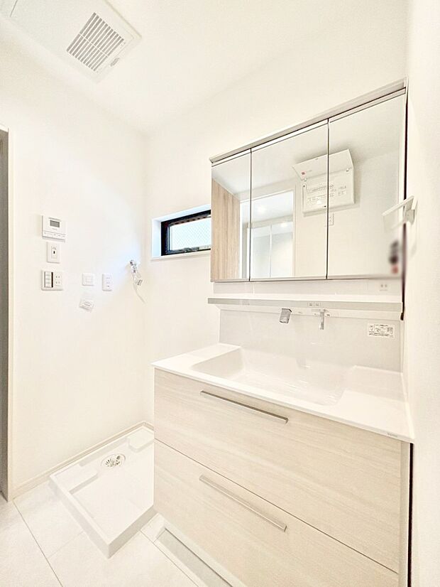 清潔感溢れるホワイトカラーを基調としたランドリースペース