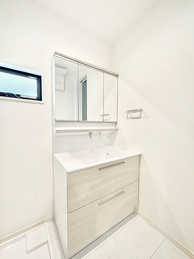 柔らかな朝の光を感じられる窓がついた洗面室